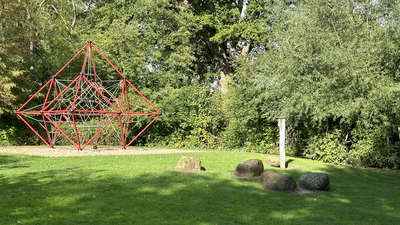 images/schule/klettergeruest-steine.jpg